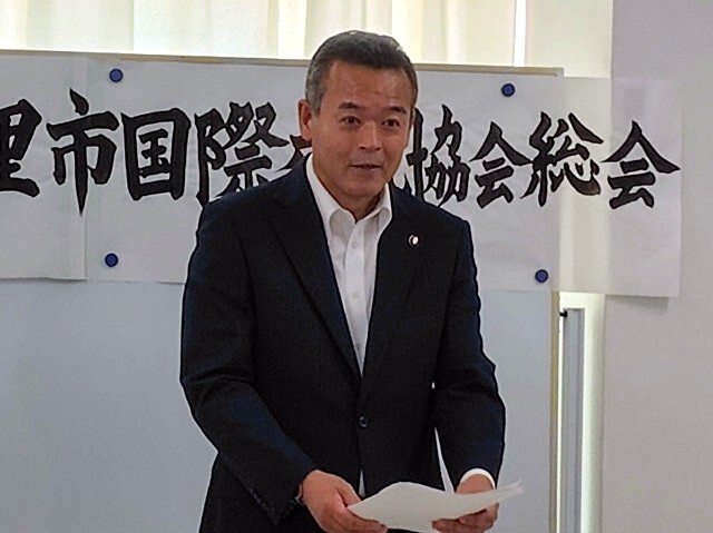 あいさつを述べる市長の写真