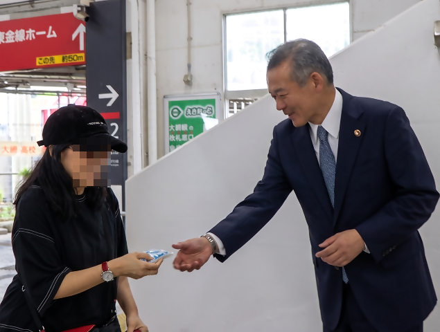 活動に参加する市長の写真