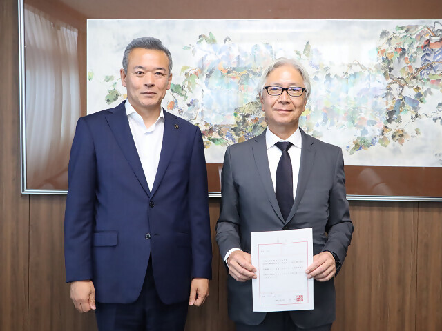 幸田病院長(右)と市長の写真