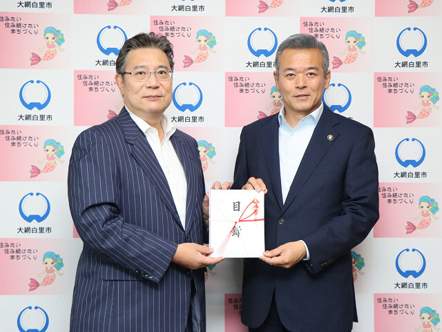 藤本光弘理事長(左)と市長の写真