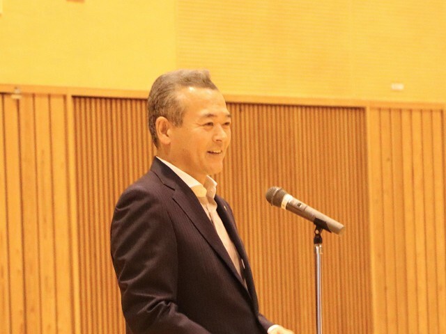 あいさつを述べる市長の写真