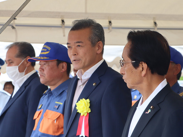 本市代表を激励する市長の写真