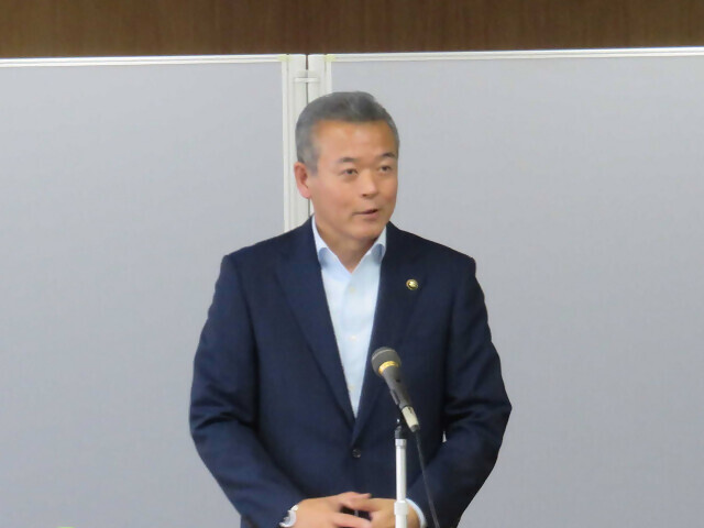 あいさつを述べる市長の写真