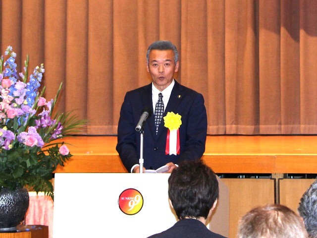 祝辞を述べる市長の写真