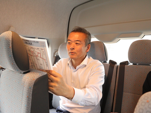 みーバスに試乗する市長の写真