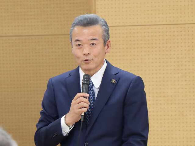 あいさつを述べる市長の写真