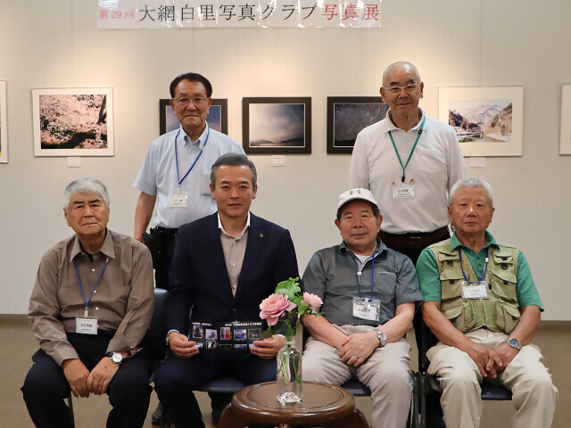 大網白里写真クラブの皆さんと市長の写真