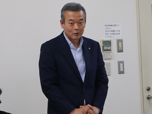 あいさつを述べる市長の写真