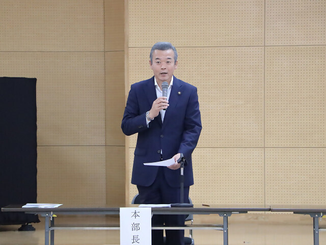 あいさつを述べる市長の写真