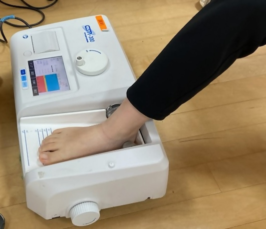 骨密度測定は、足のかかとで測定します。足を機械の上にのせるだけで測ることができます。